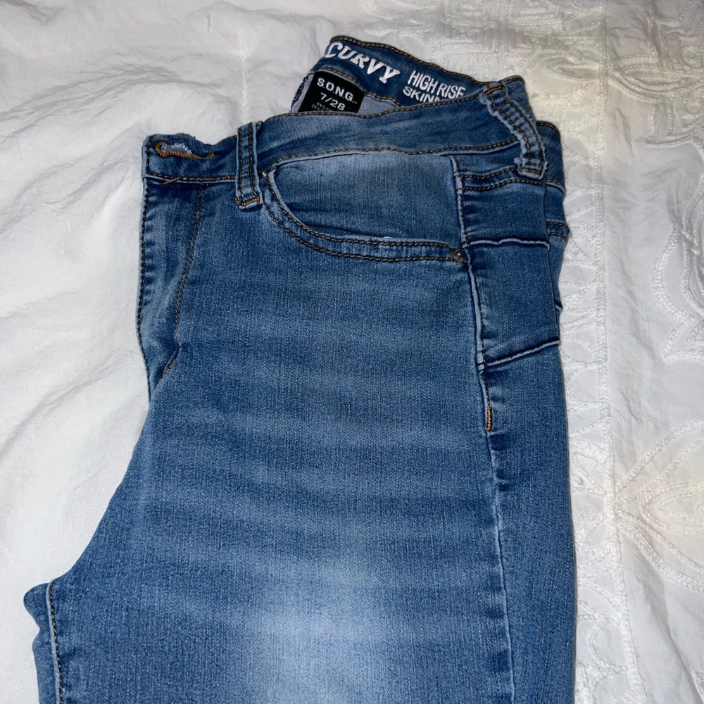 Booty-lifting High-Rise Short Jeans